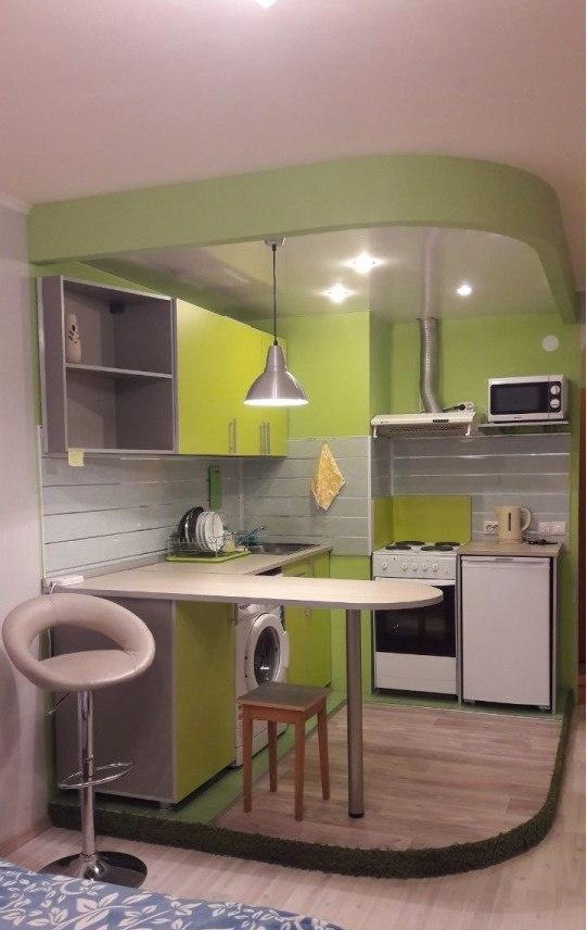 фотообои для малиновой кухни. гостинка питер. кухня для гостинки. кухня салатовая студия. фотообои для маленькой кухни.