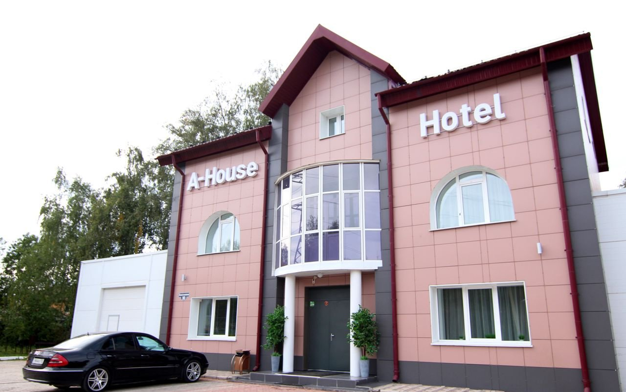 House hotel. A House Hotel Красноярск. Ахаус отель Красноярск. Красноярск биатлонная 10 гостиница. Гостиница Легенда Красноярск.